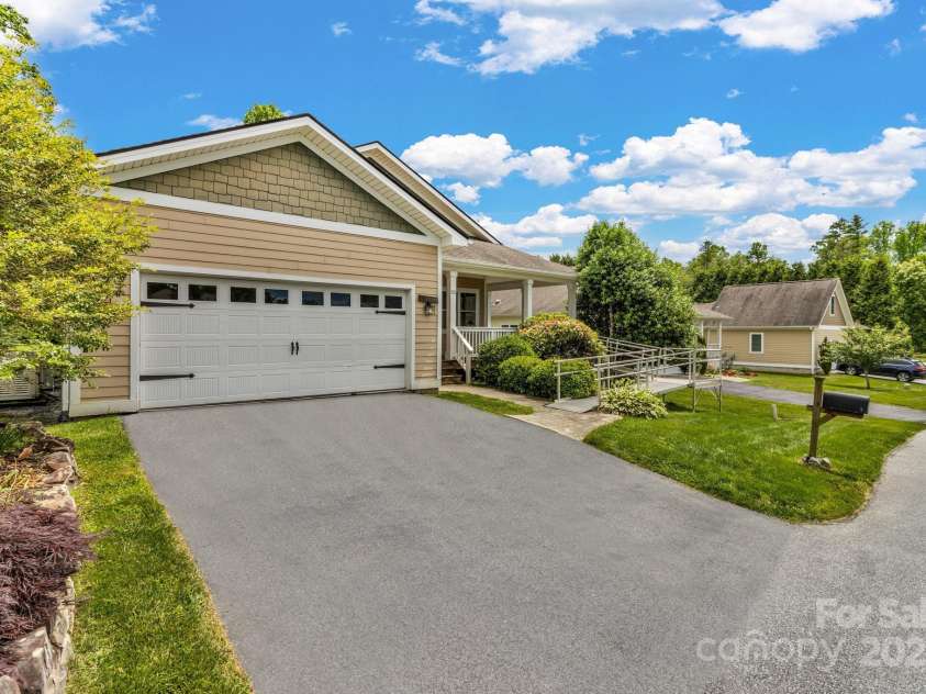 32 White Fox Drive, Fletcher, NC 28732.  MLS# CAR4264954, YatesRealty ID 16534. 