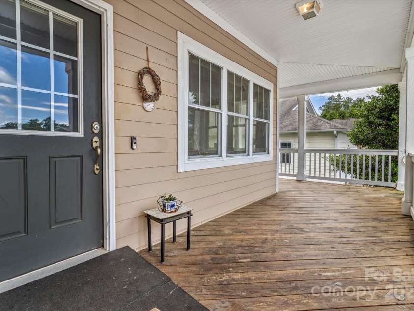 32 White Fox Drive, Fletcher, NC 28732.  MLS# CAR4264954, YatesRealty ID 16534. 