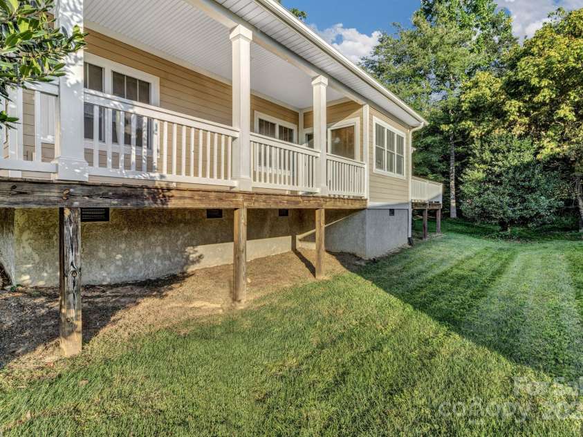 32 White Fox Drive, Fletcher, NC 28732.  MLS# CAR4264954, YatesRealty ID 16534. 