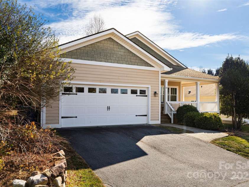 32 White Fox Drive, Fletcher, NC 28732.  MLS# CAR4331132, YatesRealty ID 16534. 