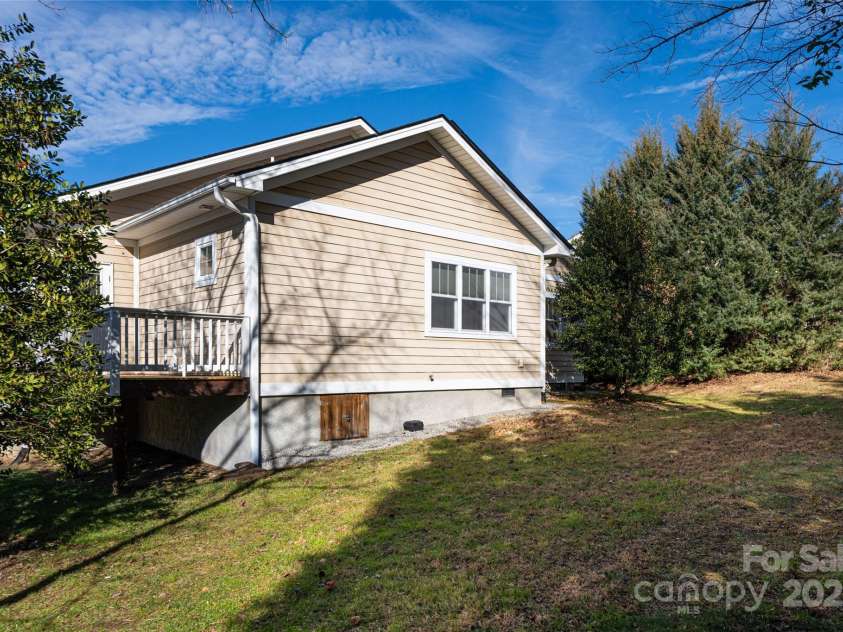 32 White Fox Drive, Fletcher, NC 28732.  MLS# CAR4331132, YatesRealty ID 16534. 