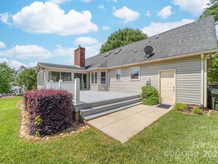 13223 Willow Breeze Lane, Huntersville, NC 28078.  MLS# CAR4257331, YatesRealty ID 16536. 