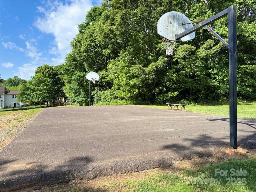 13223 Willow Breeze Lane, Huntersville, NC 28078.  MLS# CAR4257331, YatesRealty ID 16536. Community- Basketball Court