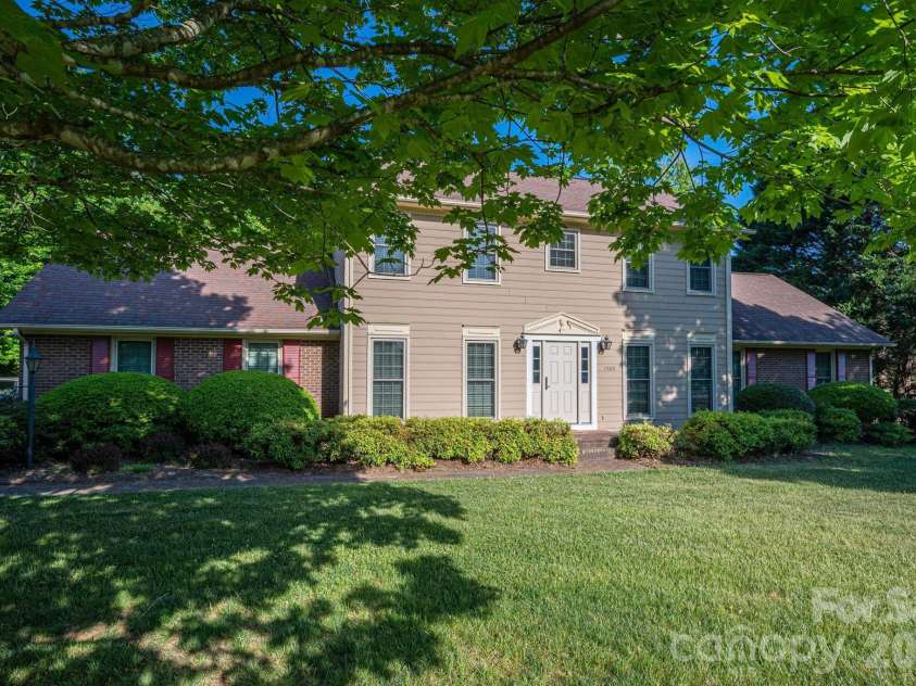 1520 Stableview Drive, Gastonia, NC 28056.  MLS# CAR4368083, YatesRealty ID 16538. 