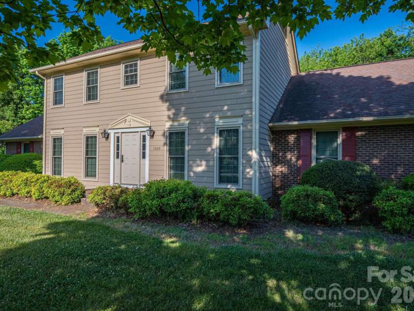 1520 Stableview Drive, Gastonia, NC 28056.  MLS# CAR4368083, YatesRealty ID 16538. 
