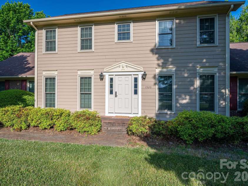 1520 Stableview Drive, Gastonia, NC 28056.  MLS# CAR4368083, YatesRealty ID 16538. 