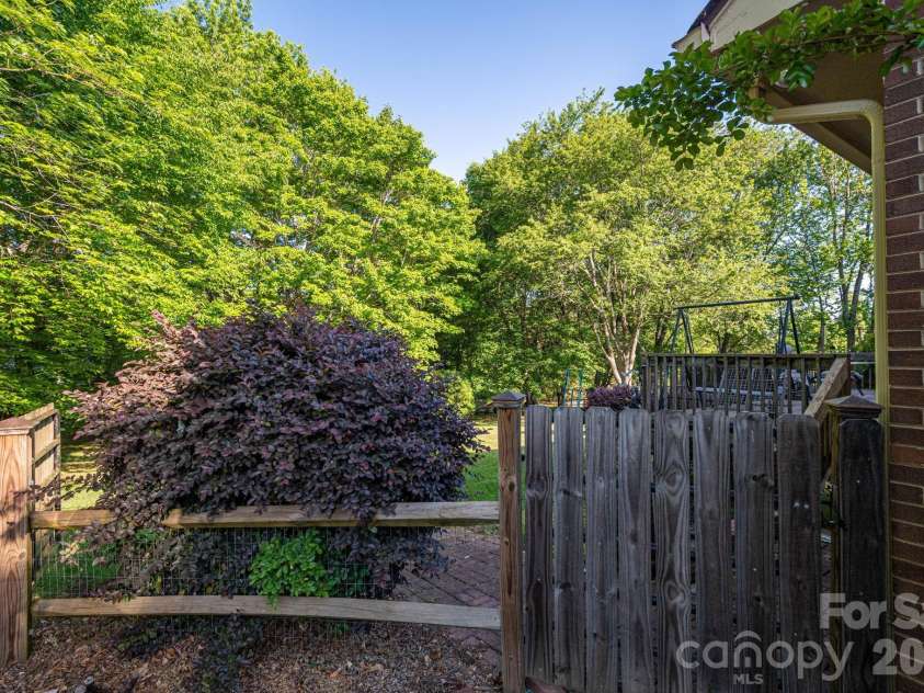 1520 Stableview Drive, Gastonia, NC 28056.  MLS# CAR4368083, YatesRealty ID 16538. 