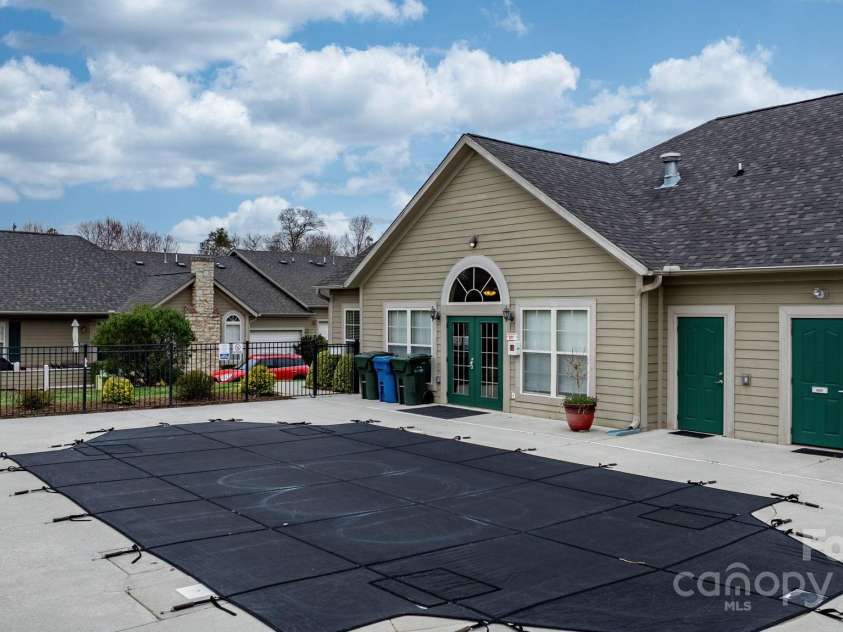 824 Wynnshire Drive, Hickory, NC 28601.  MLS# CAR4232593, YatesRealty ID 16539. 