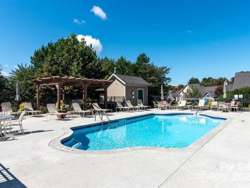 824 Wynnshire Drive, Hickory, NC 28601.  MLS# CAR4232593, YatesRealty ID 16539. 