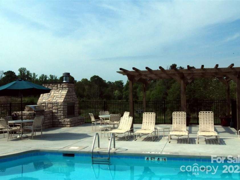 824 Wynnshire Drive, Hickory, NC 28601.  MLS# CAR4232593, YatesRealty ID 16539. 