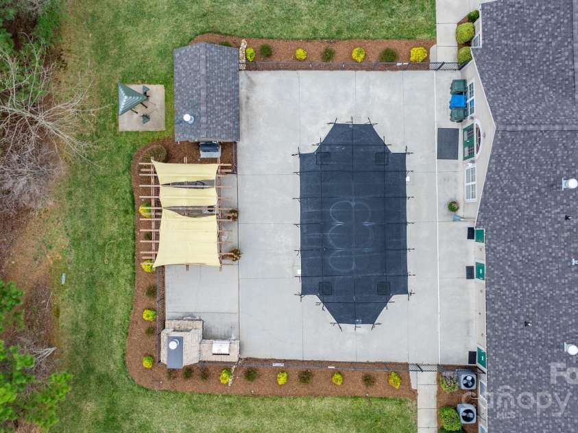 824 Wynnshire Drive, Hickory, NC 28601.  MLS# CAR4232593, YatesRealty ID 16539. Club house with pool