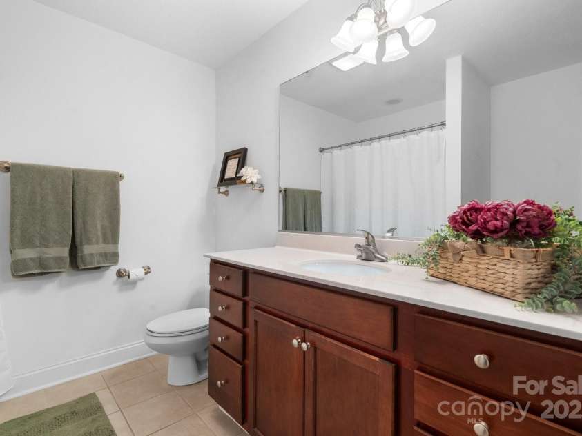 824 Wynnshire Drive, Hickory, NC 28601.  MLS# CAR4232593, YatesRealty ID 16539. Hall bath
