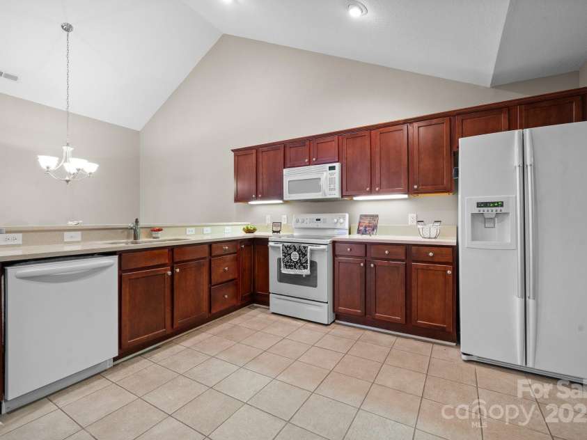 824 Wynnshire Drive, Hickory, NC 28601.  MLS# CAR4232593, YatesRealty ID 16539. Kitchen