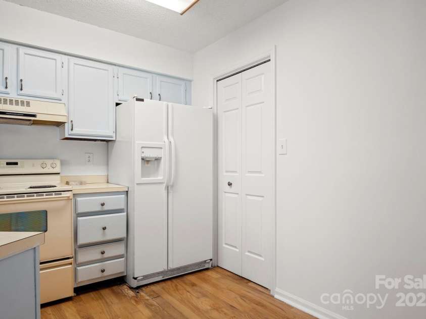 6523 Clavell Lane, Charlotte, NC 28210.  MLS# CAR4315842, YatesRealty ID 16540. Kitchen