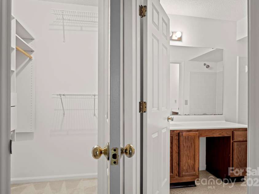 6523 Clavell Lane, Charlotte, NC 28210.  MLS# CAR4315842, YatesRealty ID 16540. Primary full bathroom