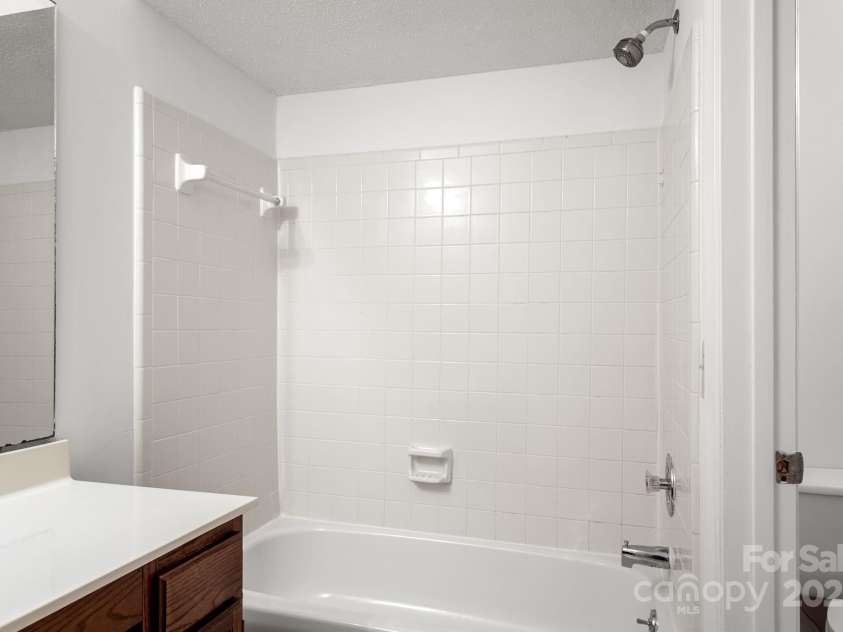 6523 Clavell Lane, Charlotte, NC 28210.  MLS# CAR4315842, YatesRealty ID 16540. Primary full bathroom