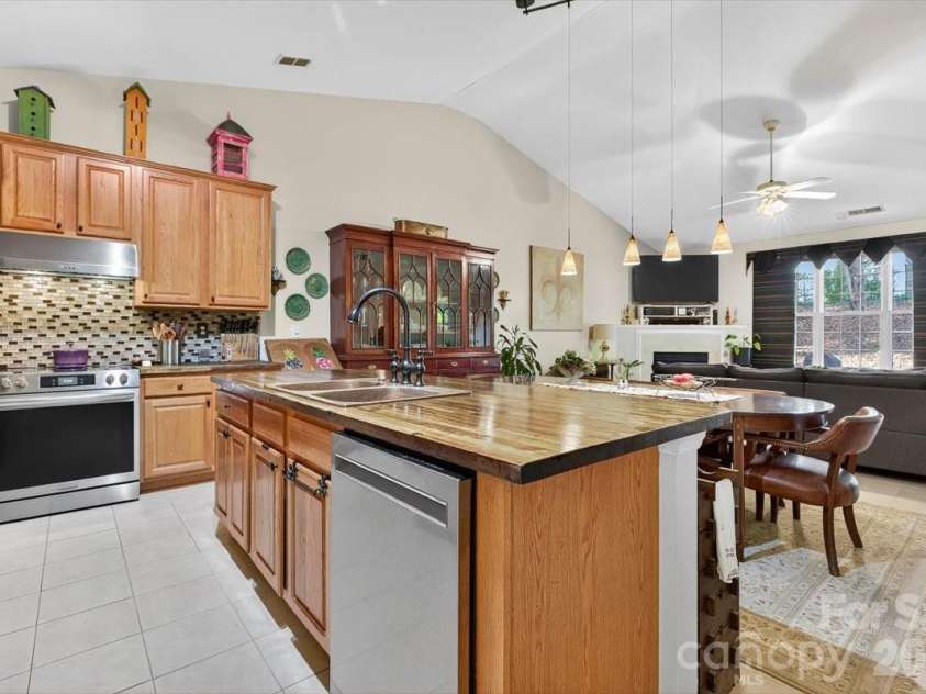 4412 Glenlea Commons Drive, Charlotte, NC 28216.  MLS# CAR4314220, YatesRealty ID 16542. 