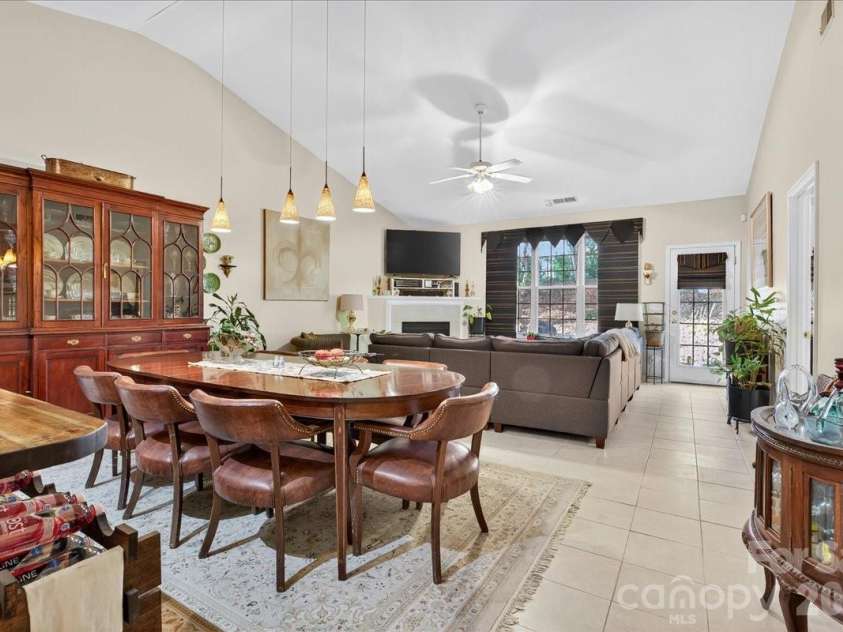 4412 Glenlea Commons Drive, Charlotte, NC 28216.  MLS# CAR4314220, YatesRealty ID 16542. Dining Space