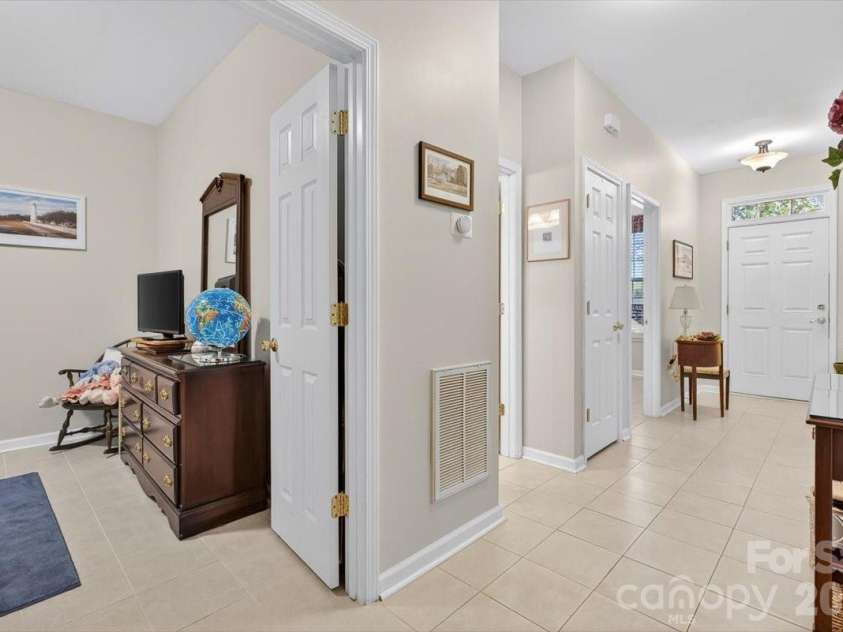 4412 Glenlea Commons Drive, Charlotte, NC 28216.  MLS# CAR4314220, YatesRealty ID 16542. Hallway