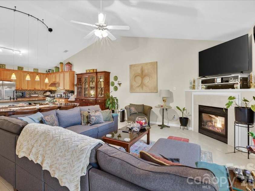 4412 Glenlea Commons Drive, Charlotte, NC 28216.  MLS# CAR4314220, YatesRealty ID 16542. Open Floorplan
