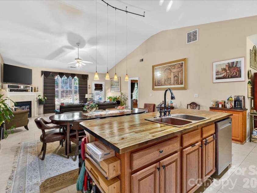 4412 Glenlea Commons Drive, Charlotte, NC 28216.  MLS# CAR4314220, YatesRealty ID 16542. Open Floorplan