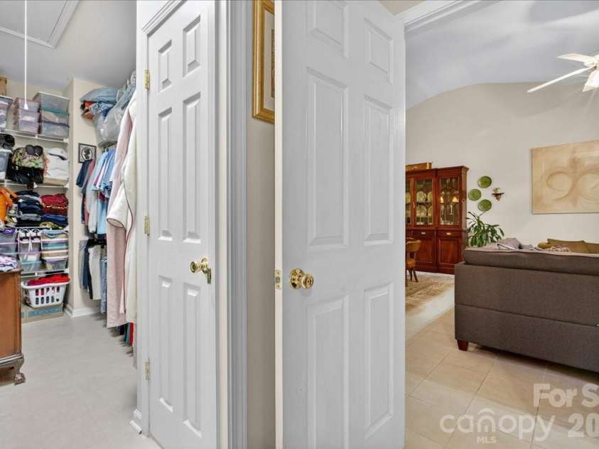 4412 Glenlea Commons Drive, Charlotte, NC 28216.  MLS# CAR4314220, YatesRealty ID 16542. Primary Closet Space