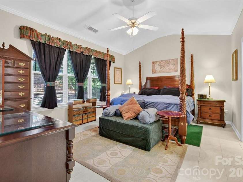 4412 Glenlea Commons Drive, Charlotte, NC 28216.  MLS# CAR4314220, YatesRealty ID 16542. Primary Suite