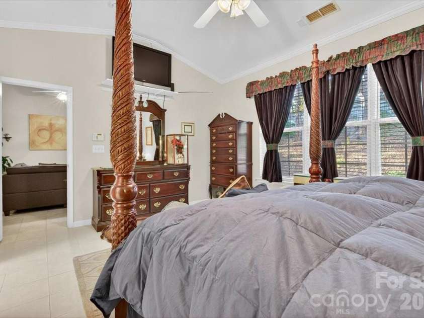 4412 Glenlea Commons Drive, Charlotte, NC 28216.  MLS# CAR4314220, YatesRealty ID 16542. Primary Suite