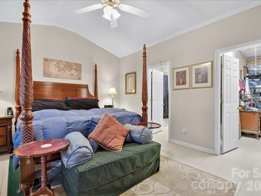 4412 Glenlea Commons Drive, Charlotte, NC 28216.  MLS# CAR4314220, YatesRealty ID 16542. Primary Suite