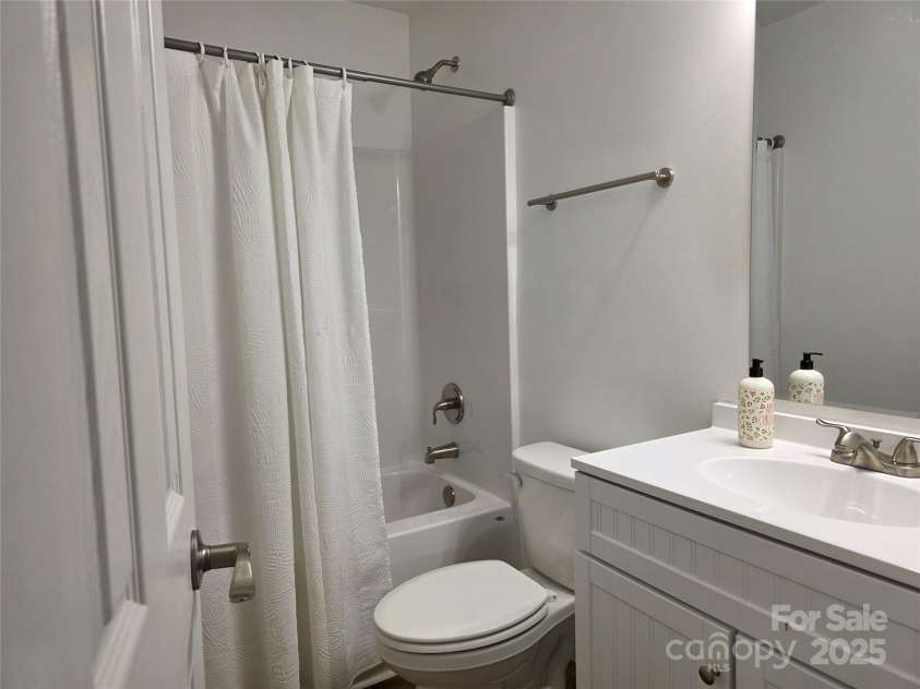 48 Patriot Place, Mars Hill, NC 28754.  MLS# CAR4321275, YatesRealty ID 16544. Shared Full Bath with the Front Two Bedrooms