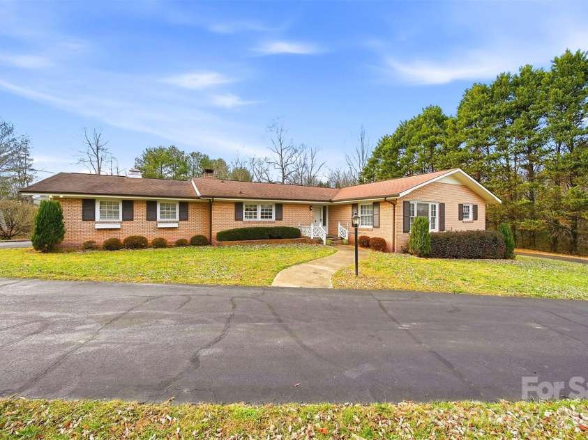 406 Wedgewood Place, Lenoir, NC 28645.  MLS# CAR4337217, YatesRealty ID 16545. 