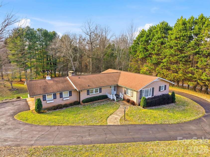 406 Wedgewood Place, Lenoir, NC 28645.  MLS# CAR4337217, YatesRealty ID 16545. 