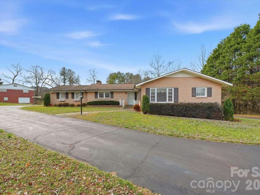 406 Wedgewood Place, Lenoir, NC 28645.  MLS# CAR4337217, YatesRealty ID 16545. 