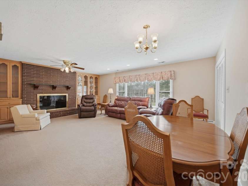 406 Wedgewood Place, Lenoir, NC 28645.  MLS# CAR4337217, YatesRealty ID 16545. 