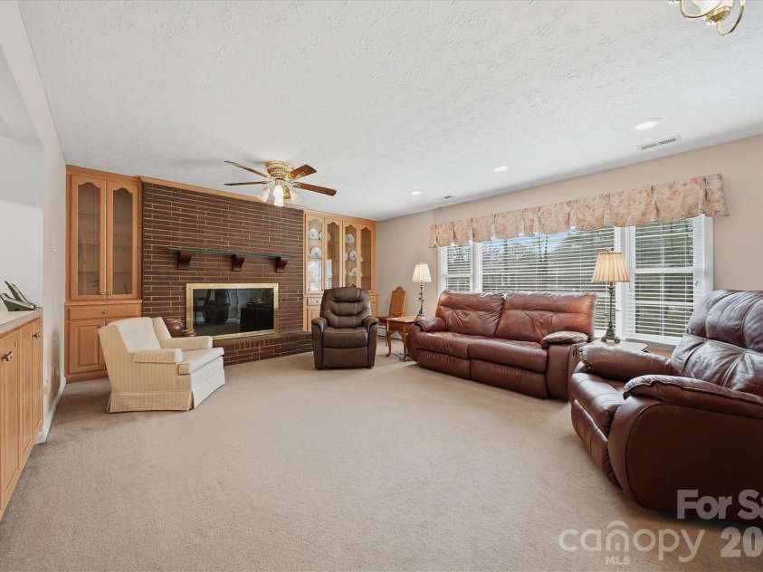 406 Wedgewood Place, Lenoir, NC 28645.  MLS# CAR4337217, YatesRealty ID 16545. 