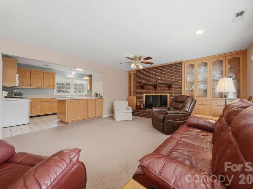 406 Wedgewood Place, Lenoir, NC 28645.  MLS# CAR4337217, YatesRealty ID 16545. 