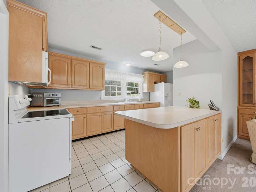 406 Wedgewood Place, Lenoir, NC 28645.  MLS# CAR4337217, YatesRealty ID 16545. 