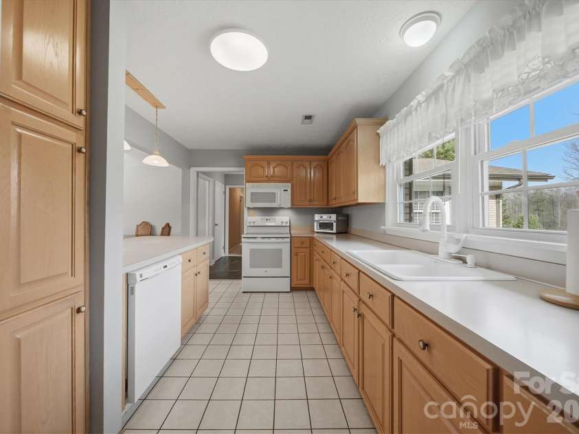 406 Wedgewood Place, Lenoir, NC 28645.  MLS# CAR4337217, YatesRealty ID 16545. 