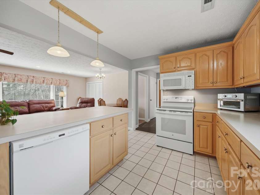 406 Wedgewood Place, Lenoir, NC 28645.  MLS# CAR4337217, YatesRealty ID 16545. 