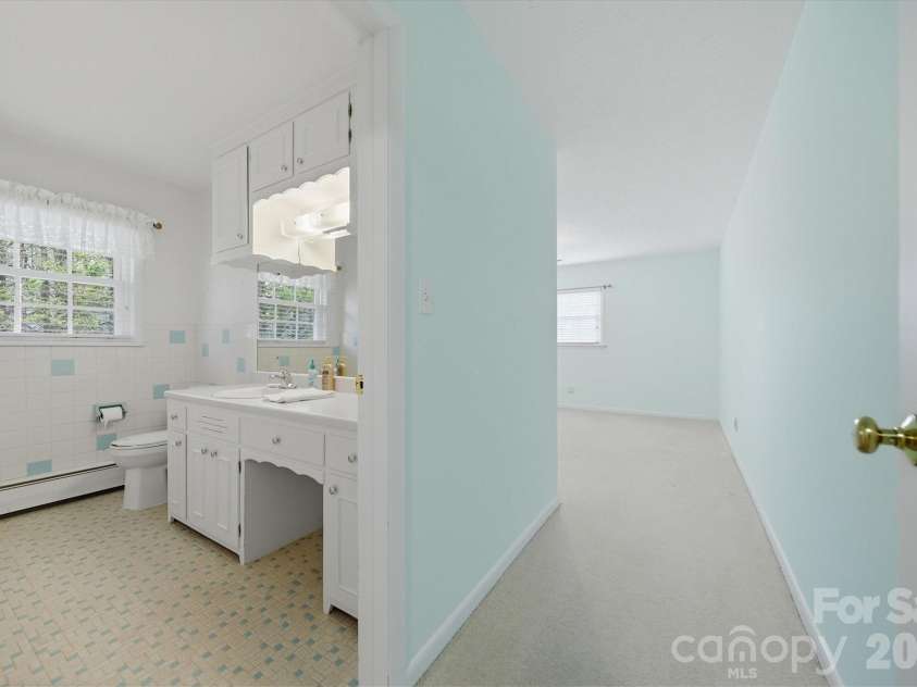 406 Wedgewood Place, Lenoir, NC 28645.  MLS# CAR4337217, YatesRealty ID 16545. 