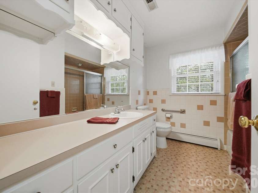 406 Wedgewood Place, Lenoir, NC 28645.  MLS# CAR4337217, YatesRealty ID 16545. 