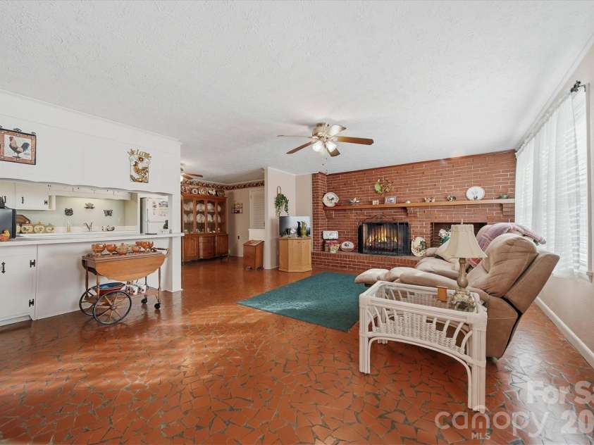 406 Wedgewood Place, Lenoir, NC 28645.  MLS# CAR4337217, YatesRealty ID 16545. 