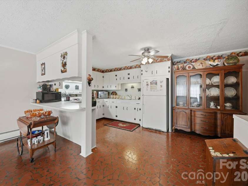 406 Wedgewood Place, Lenoir, NC 28645.  MLS# CAR4337217, YatesRealty ID 16545. 