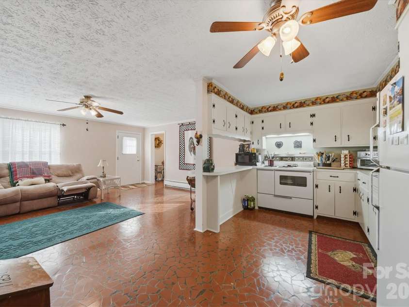 406 Wedgewood Place, Lenoir, NC 28645.  MLS# CAR4337217, YatesRealty ID 16545. 