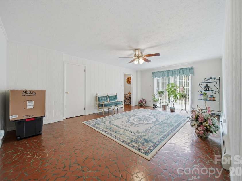 406 Wedgewood Place, Lenoir, NC 28645.  MLS# CAR4337217, YatesRealty ID 16545. 