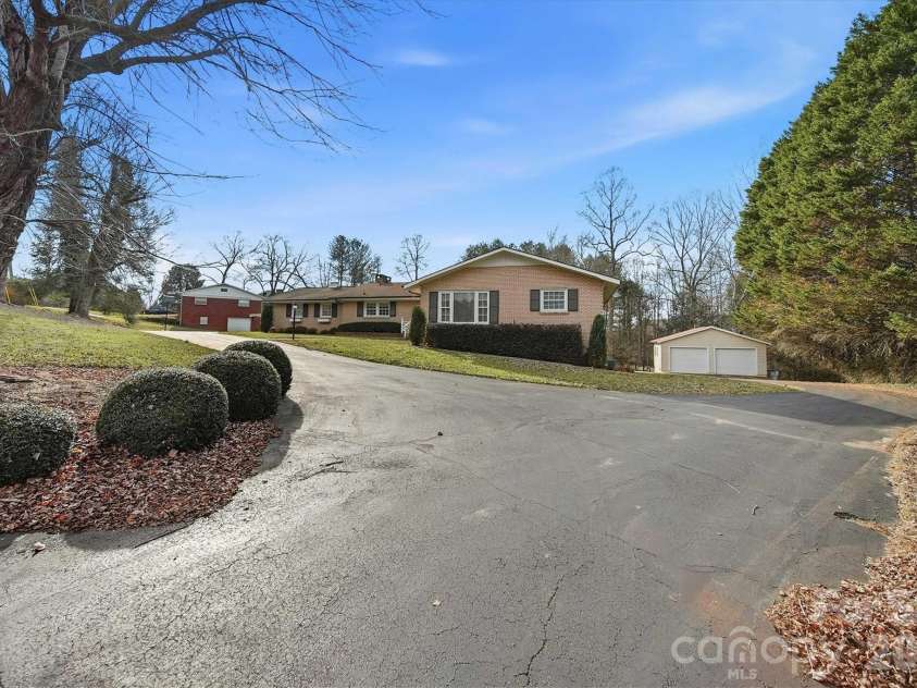 406 Wedgewood Place, Lenoir, NC 28645.  MLS# CAR4337217, YatesRealty ID 16545. 