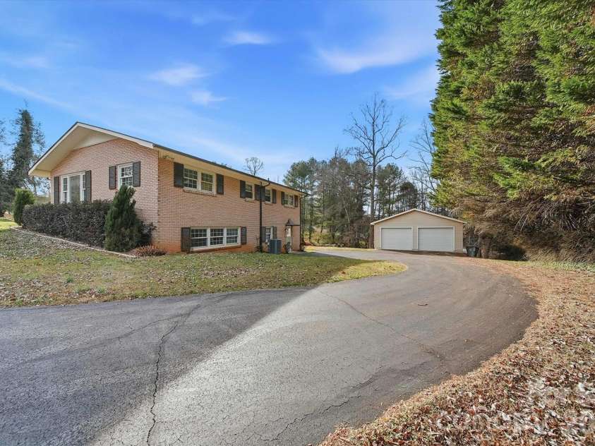 406 Wedgewood Place, Lenoir, NC 28645.  MLS# CAR4337217, YatesRealty ID 16545. 