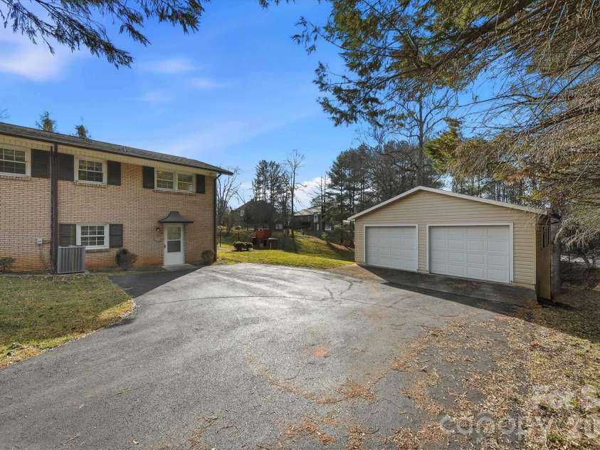 406 Wedgewood Place, Lenoir, NC 28645.  MLS# CAR4337217, YatesRealty ID 16545. 
