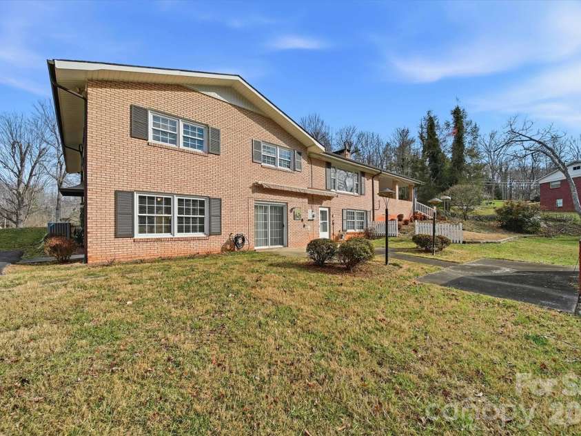 406 Wedgewood Place, Lenoir, NC 28645.  MLS# CAR4337217, YatesRealty ID 16545. 