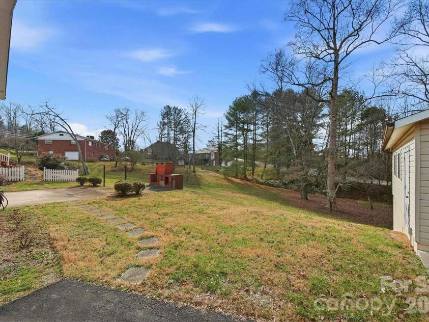 406 Wedgewood Place, Lenoir, NC 28645.  MLS# CAR4337217, YatesRealty ID 16545. 